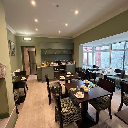Hamilton Court Hotel Hoole Честер Экстерьер фото