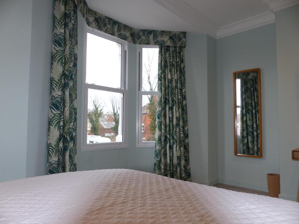 Hamilton Court Hotel Hoole Честер Экстерьер фото