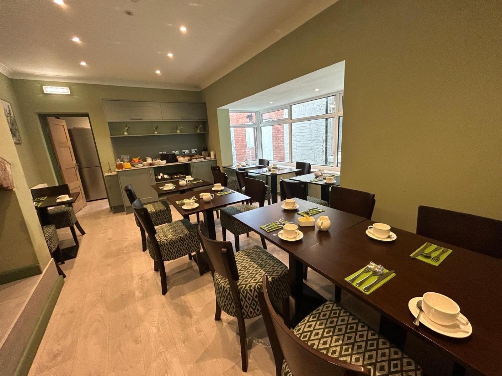 Hamilton Court Hotel Hoole Честер Экстерьер фото