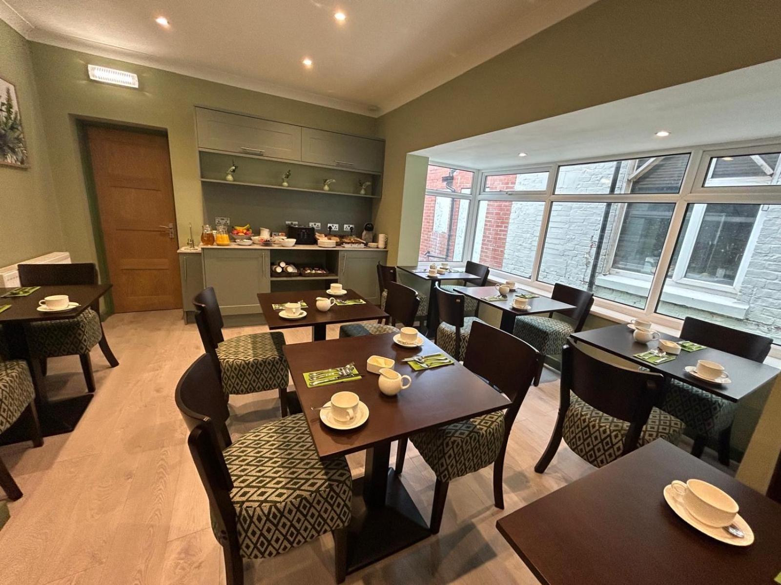 Hamilton Court Hotel Hoole Честер Экстерьер фото